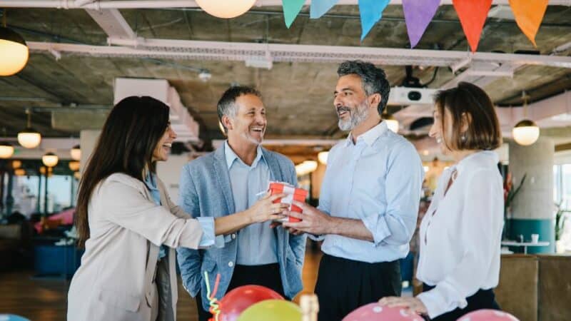 אח שלנו מתחתן – המתנה המושלמת למסיבות הרווקים
